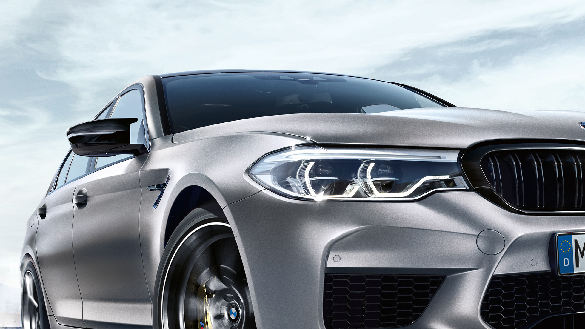 LED-frontlykter. BMW M5 Competition med LED-frontlys sett skrått forfra.