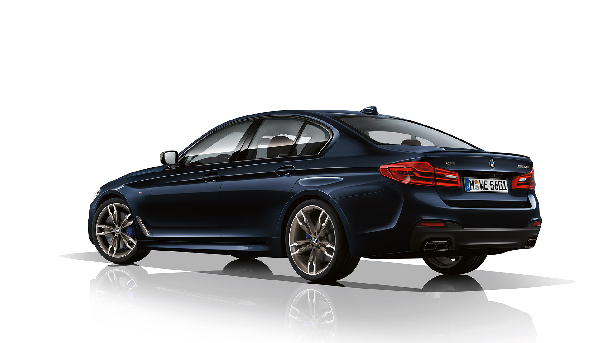 M sportsbremser. BMW M550i og BMW M550d sett skrått bakfra.