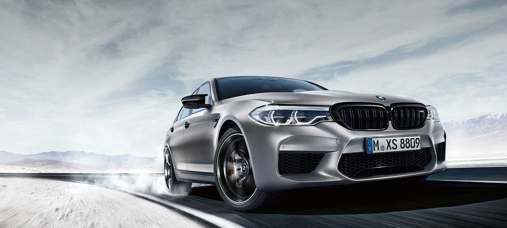 BMW M5 Competition. BMW M5 Competition sett skrått forfra.