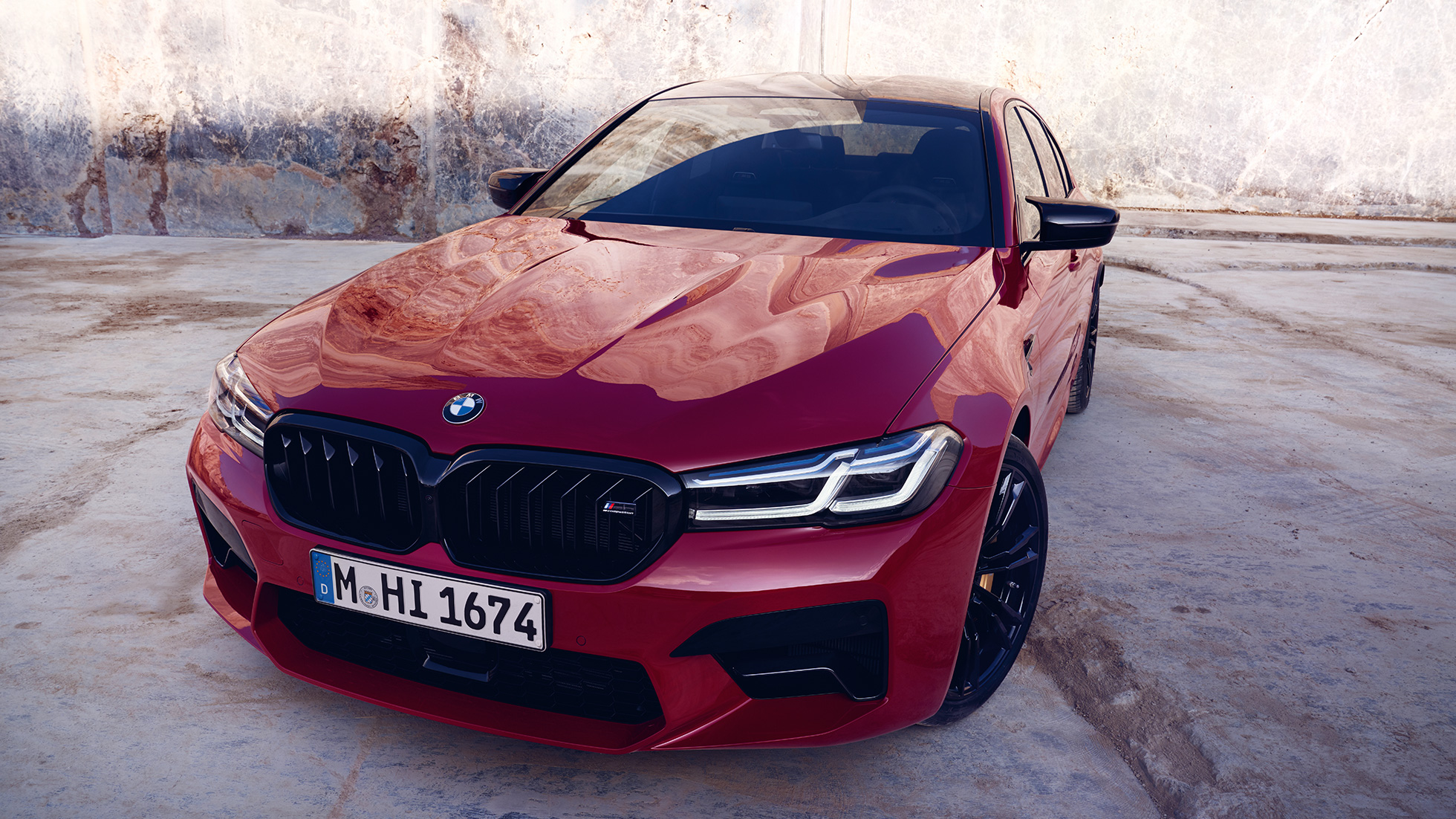 M Design BMW M5 Competition F90 LCI Facelift 2020 sett skrått forfra M Design BMW M5 Competition F90 LCI Facelift 2020 BMW Individual Imolarød sett skrått forfra