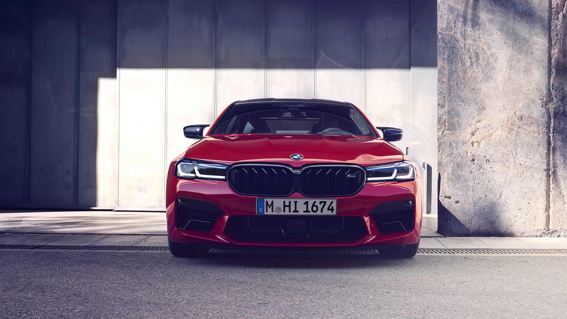 Front med ny nyregrill BMW M5 Competition F90 LCI Facelift 2020 Front med ny nyregrill BMW M5 Competition F90 LCI Facelift 2020 BMW Individual Imolarød sett forfra