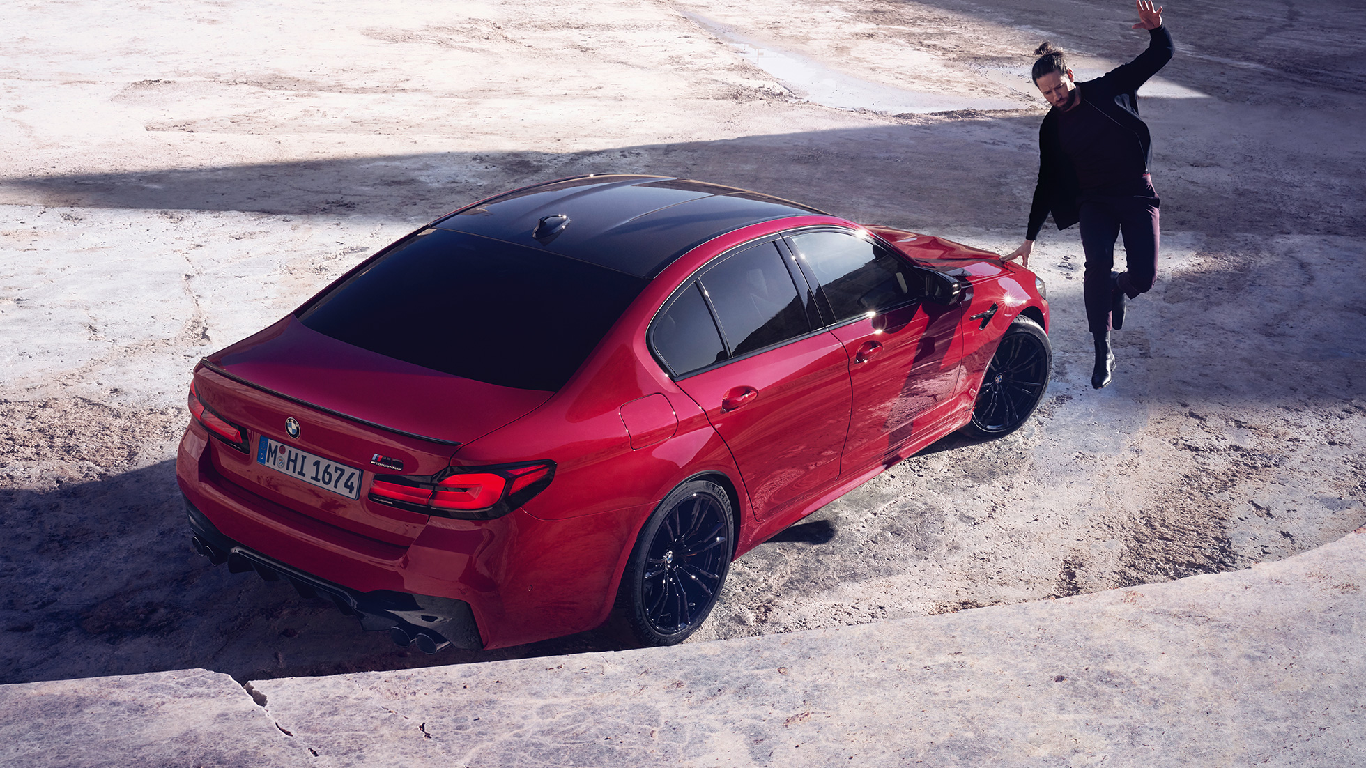BMW M5 Competition F90 LCI Facelift 2020 sett ovenfra skrått bakfra BMW M5 Competition F90 LCI Facelift 2020 BMW Individual Imolarød sett ovenfra skrått bakfra