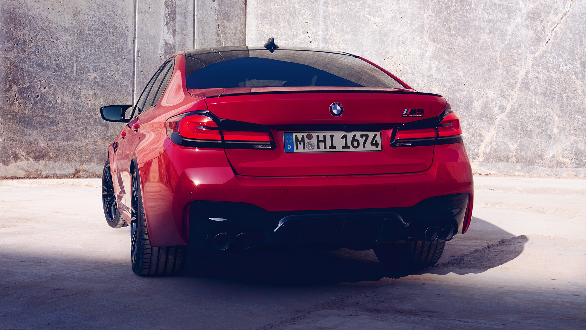 Baklykter BMW M5 Competition F90 LCI Facelift 2020 Baklykter BMW M5 Competition F90 LCI Facelift 2020 BMW Individual Imolarød sett bakfra