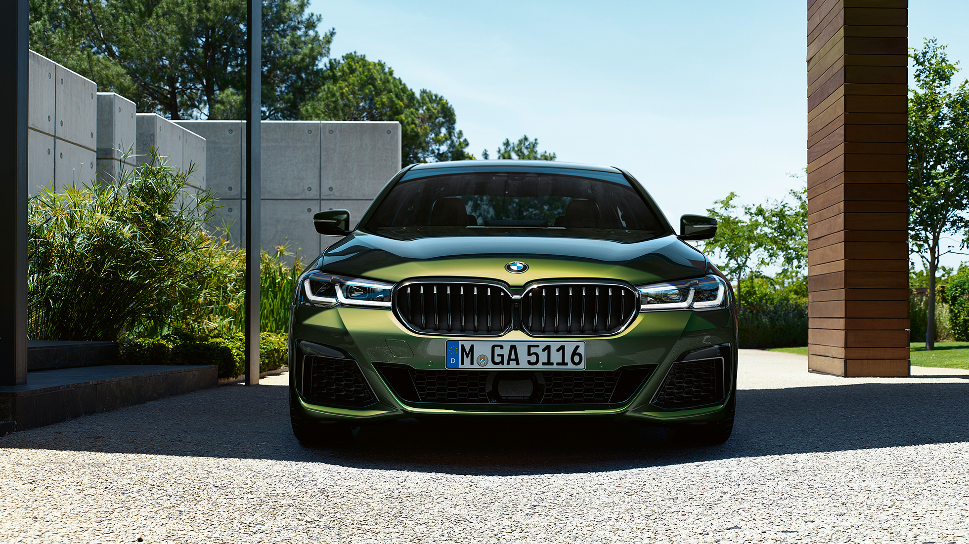 Front med ny nyregrill BMW M550i xDrive Sedan G30 LCI Facelift 2020 Front med ny nyregrill BMW M550i xDrive Sedan G30 LCI Facelift 2020 BMW Individual Verde Ermes grønn metallic sett forfra