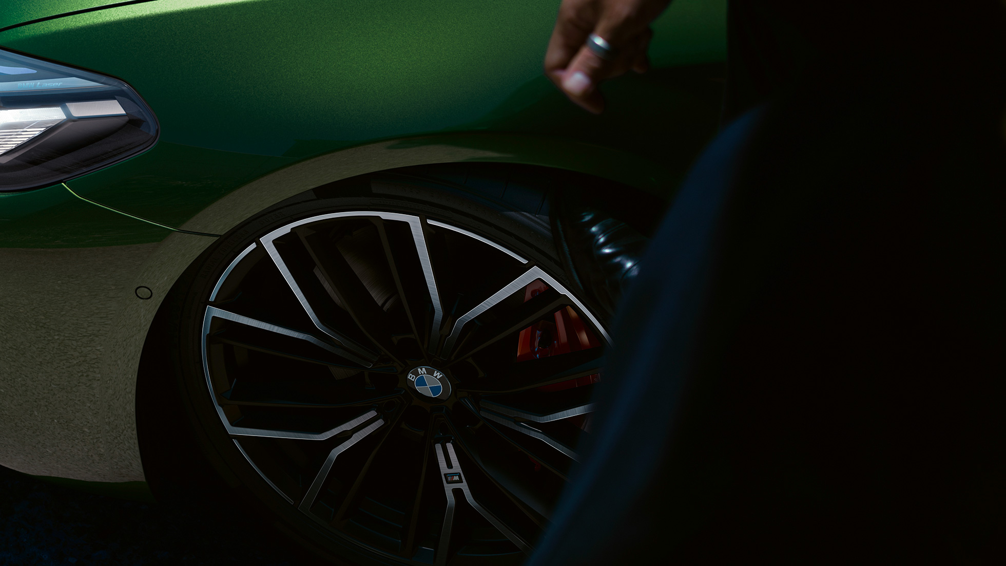 20" M lettmetallfelg med M sportsbrems i rødt BMW M550i xDrive Sedan G30 LCI Facelift 2020 20" M lettmetallfelg med M sportsbrems i rødt BMW M550i xDrive Sedan G30 LCI Facelift 2020