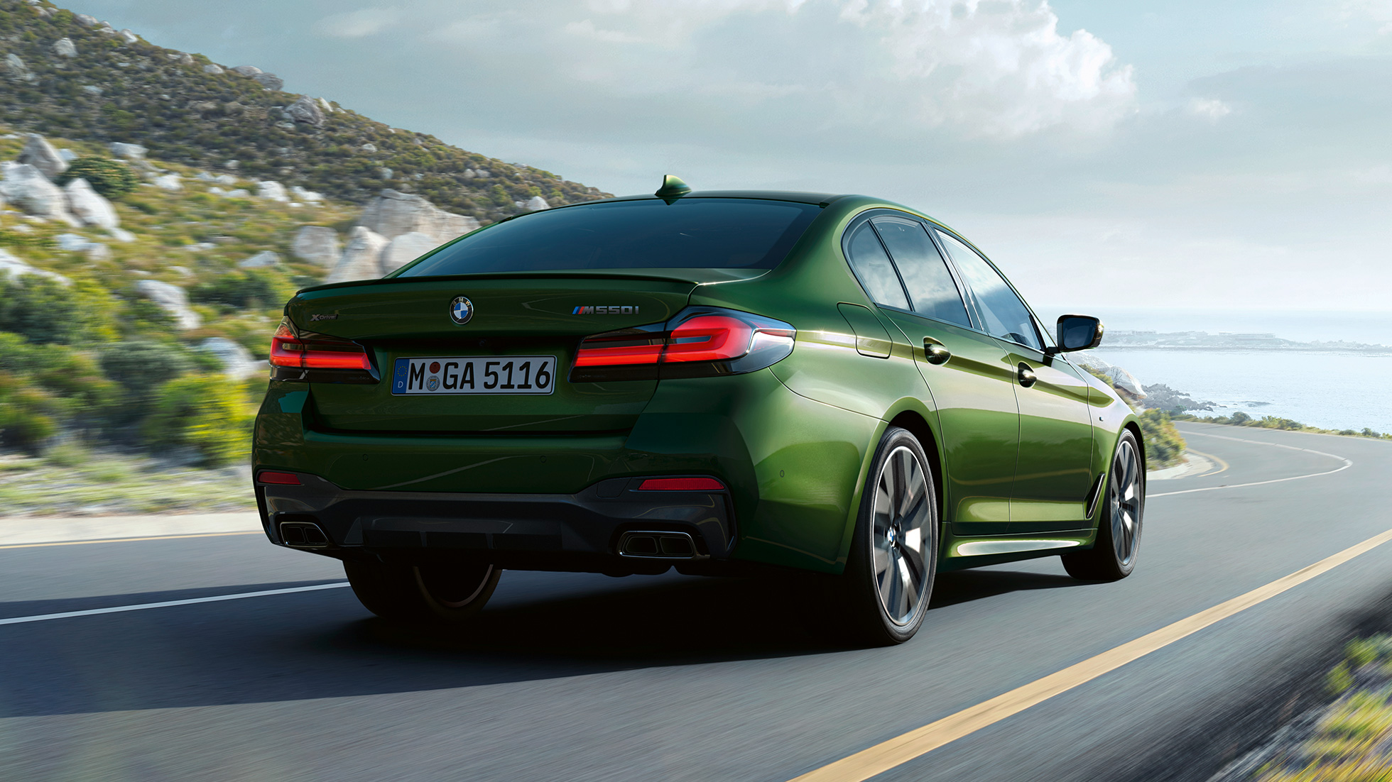 BMW M550i xDrive Sedan G30 LCI Facelift 2020 Sett bakfra BMW M550i xDrive Sedan G30 LCI Facelift 2020 BMW Individual Verde Ermes grønn metallic Sett bakfra kjørende på landevei
