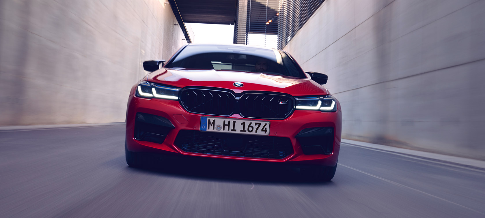 BMW M5 Competition F90 LCI Facelift 2020 Sett forfra BMW M5 Competition F90 LCI Facelift 2020 BMW Individual Imolarød sett forfra kjørende