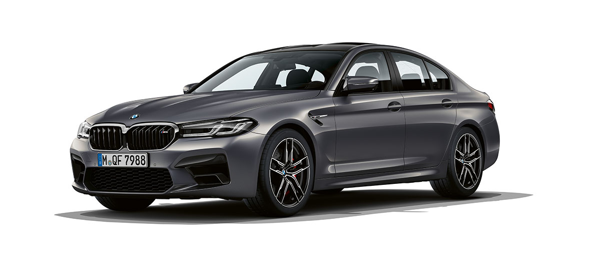BMW M5 F90 LCI Facelift 2020 sett skrått forfra BMW M5 F90 LCI Facelift 2020 BMW Brands Hatch grå metallic sett skrått forfra