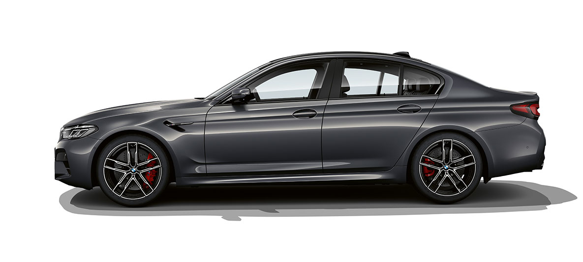 BMW M5 F90 LCI Facelift 2020 sett fra siden BMW M5 F90 LCI Facelift 2020 Brands Hatch grå metallic sett fra siden