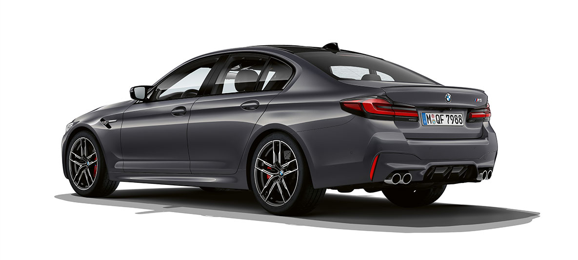 BMW M5 F90 LCI Facelift 2020 sett skrått bakfra BMW M5 F90 LCI Facelift 2020 BMW Brands Hatch grå metallic sett skrått bakfra