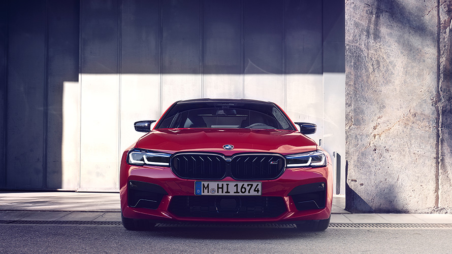 BMW M5 Competition F90 LCI Facelift 2020 BMW Individual Imolarød Sett forfra under parkering