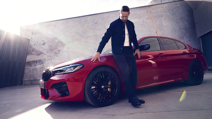 BMW M5 Competition F90 LCI Facelift 2020 BMW Individual Imolarød Sett skrått fra siden med mann