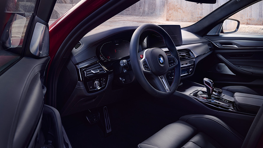 BMW M5 Competition F90 LCI Facelift 2020 Cockpit med åpen dør