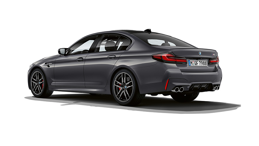 BMW M5 F90 LCI Facelift 2020 BMW Brands Hatch grå metallic sett skrått bakfra