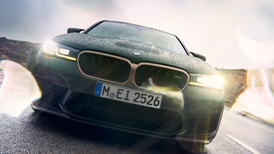 BMW M5 CS F90 2021 Frozen Deep Green metallic Sett forfra med hovedlys påslått