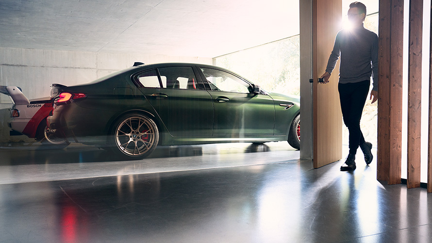 BMW M5 CS F90 2021 Frozen Deep Green metallic Sett fra siden i garasje