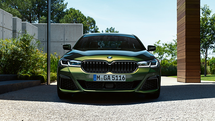BMW M550i xDrive Sedan G30 LCI Facelift 2020 BMW Individual Verde Ermes metallic Sett forfra 