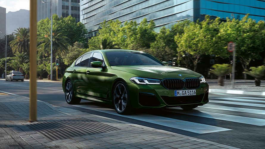 BMW M550i xDrive Sedan G30 LCI Facelift 2020 BMW Individual Verde Ermes metallic sett skrått forfra kjørende