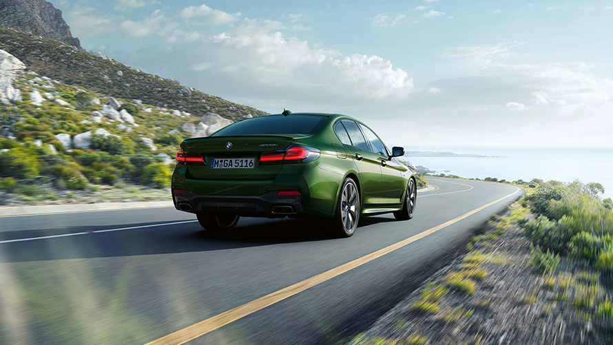 BMW M550i xDrive Sedan G30 LCI Facelift 2020 BMW Individual Verde Ermes grønn metallic sett skrått bakfra kjørende