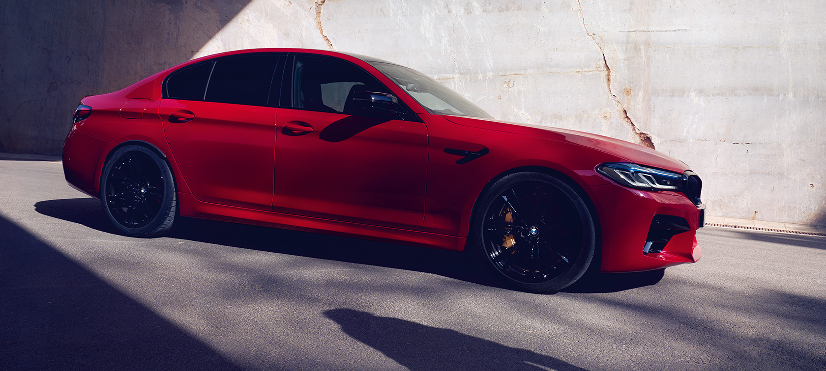 BMW M5 Competition F90 LCI Facelift 2020 Sett fra siden BMW M5 Competition F90 LCI Facelift 2020 BMW Individual Imolarød Sett fra siden