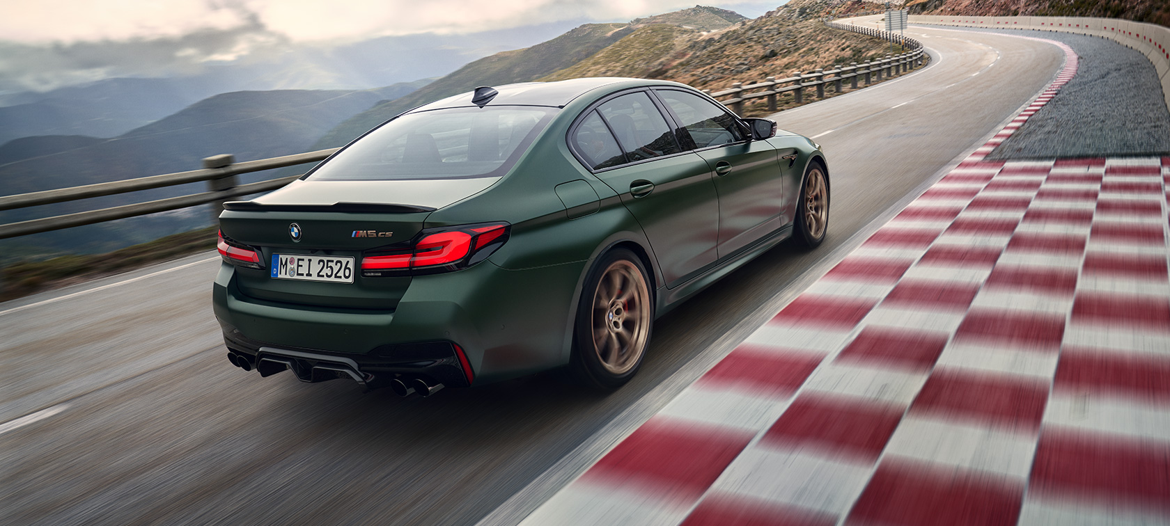 BMW M5 CS F90 2021 Frozen Deep Green metallic sett skrått bakfra BMW M5 CS F90 2021 Frozen Deep Green metallic sett skrått bakfra