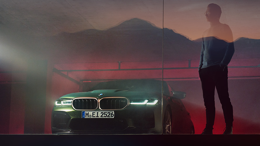 BMW M5 CS F90 2021 Sett forfra med mann BMW M5 CS F90 2021 Frozen Deep Green metallic Sett forfra med mann