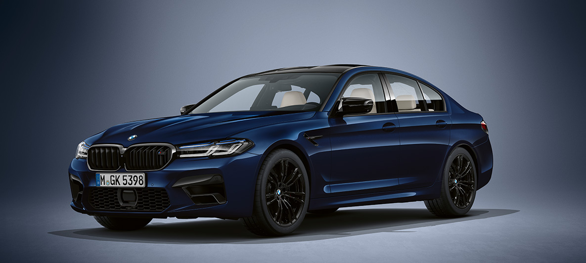 BMW Individual BMW M5 Sedan F90 2020 Tansanitblå metallic BMW Individual BMW M5 Sedan F90 LCI Facelift 2020 Tansanitblå metallic sett skrått forfra