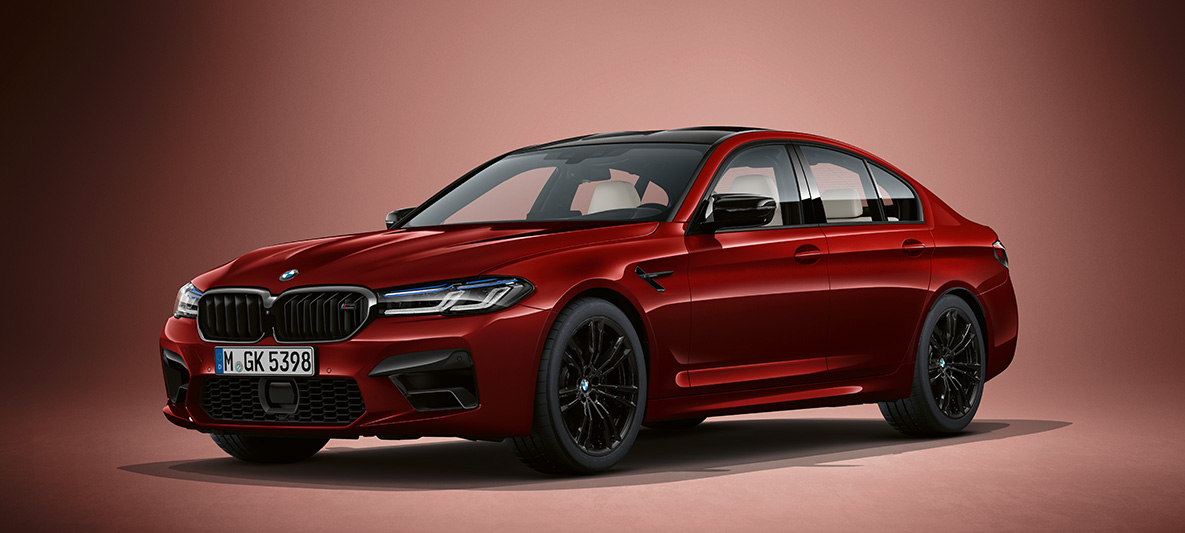 BMW Individual BMW M5 Sedan F90 2020 Aventurinrød metallic BMW Individual BMW M5 Sedan F90 LCI Facelift 2020 Aventurinrød metallic sett skrått forfra