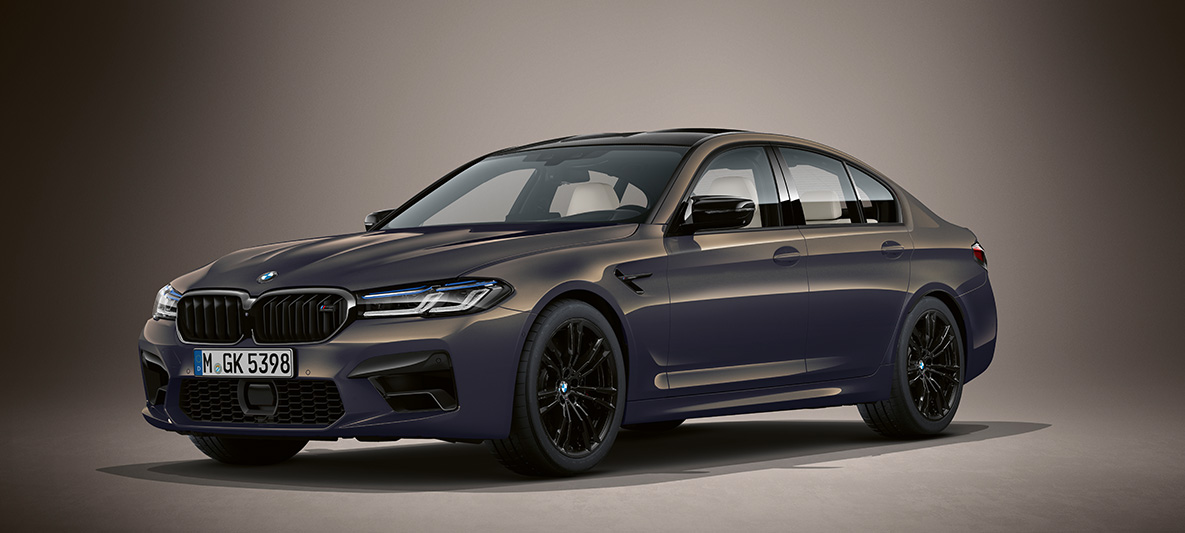 BMW Individual BMW M5 Sedan F90 2020 Alvitgrå metallic BMW Individual BMW M5 Sedan F90 LCI Facelift 2020 Alvitgrå metallic sett skrått forfra