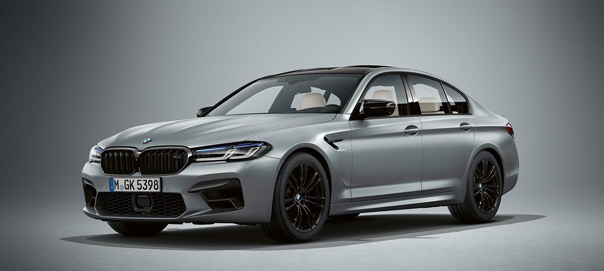 BMW Individual BMW M5 Sedan F90 2020 Frozen Tansanitblå metallic BMW Individual BMW M5 Sedan F90 LCI Facelift 2020 frostet Bluestone metallic sett skrått forfra