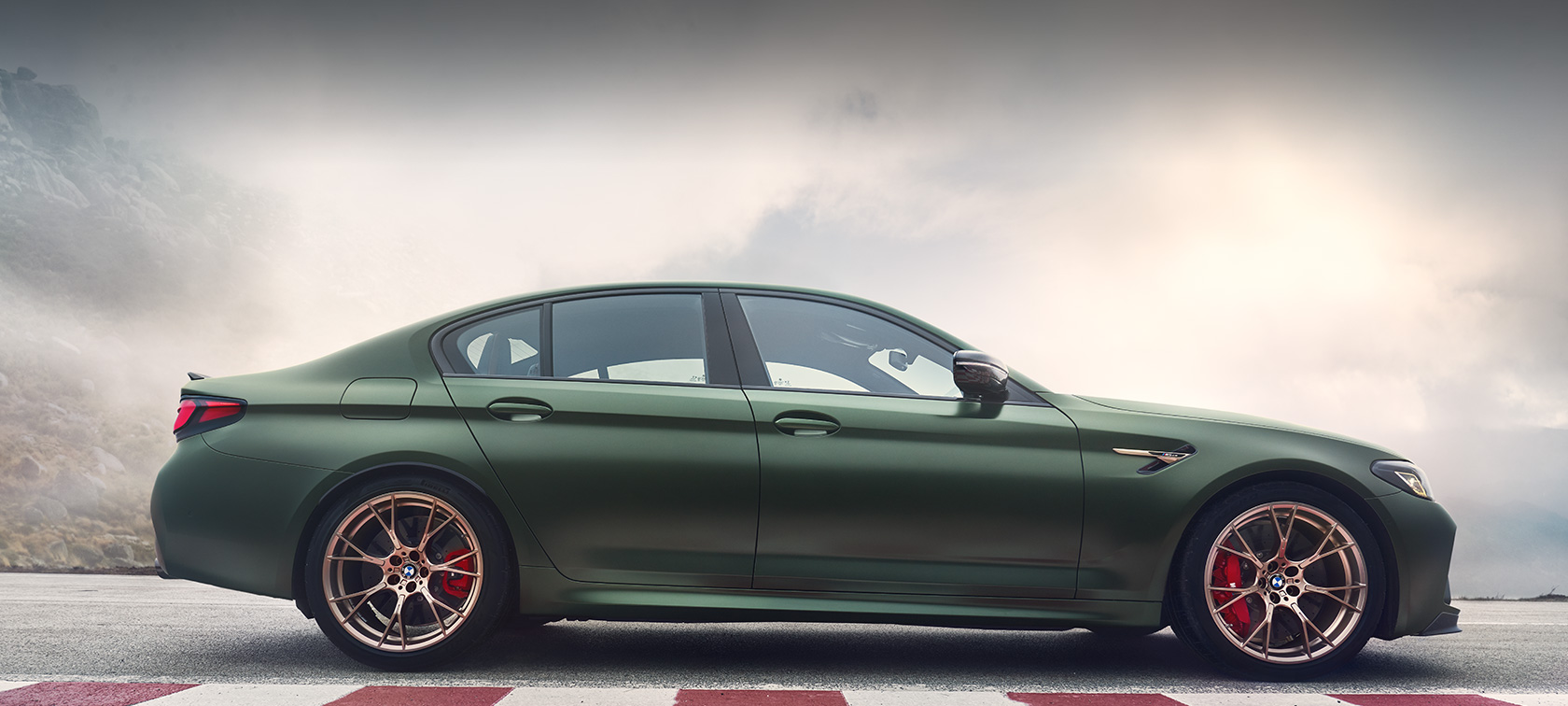 BMW M5 CS F90 2021 Frozen Deep Green metallic sett skrått forfra BMW M5 CS F90 2021 Frozen Deep Green metallic sett skrått forfra