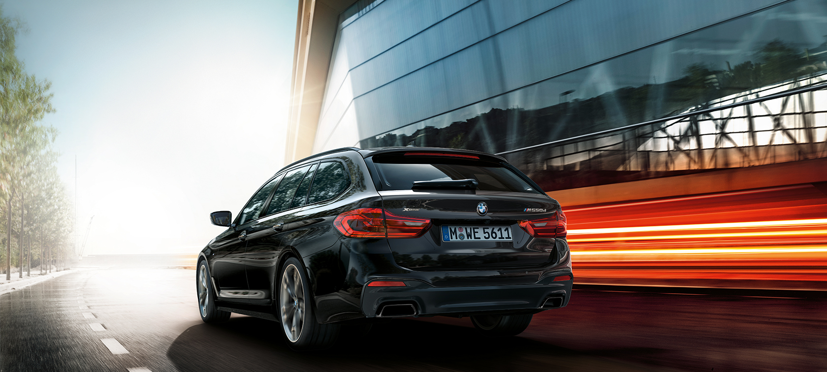 Sett skrått bakfra BMW M550d xDrive Touring BMW M550d xDrive Touring G31 Azuritsort metallic sett skrått bakfra BMW M550d Touring