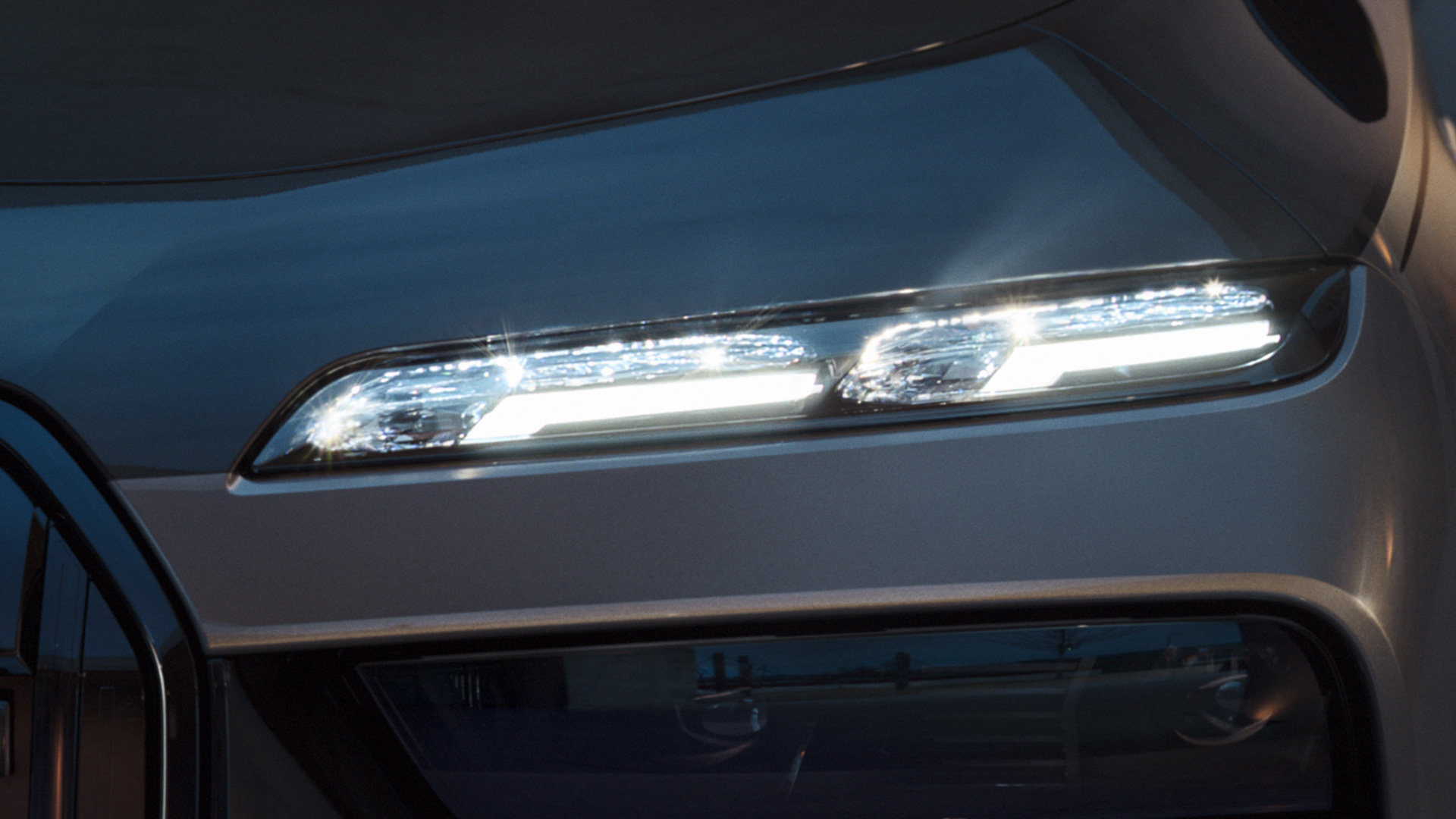 BMW krystall-frontlykt Iconic Glow BMW M760e xDrive Sedan G70 BMW krystall-frontlykt Iconic Glow BMW M760e xDrive Sedan G70 BMW Individual Two-Tone-lakkering safirsort metallic BMW Individual dravittgrå metallic nærbilde med påslått lys