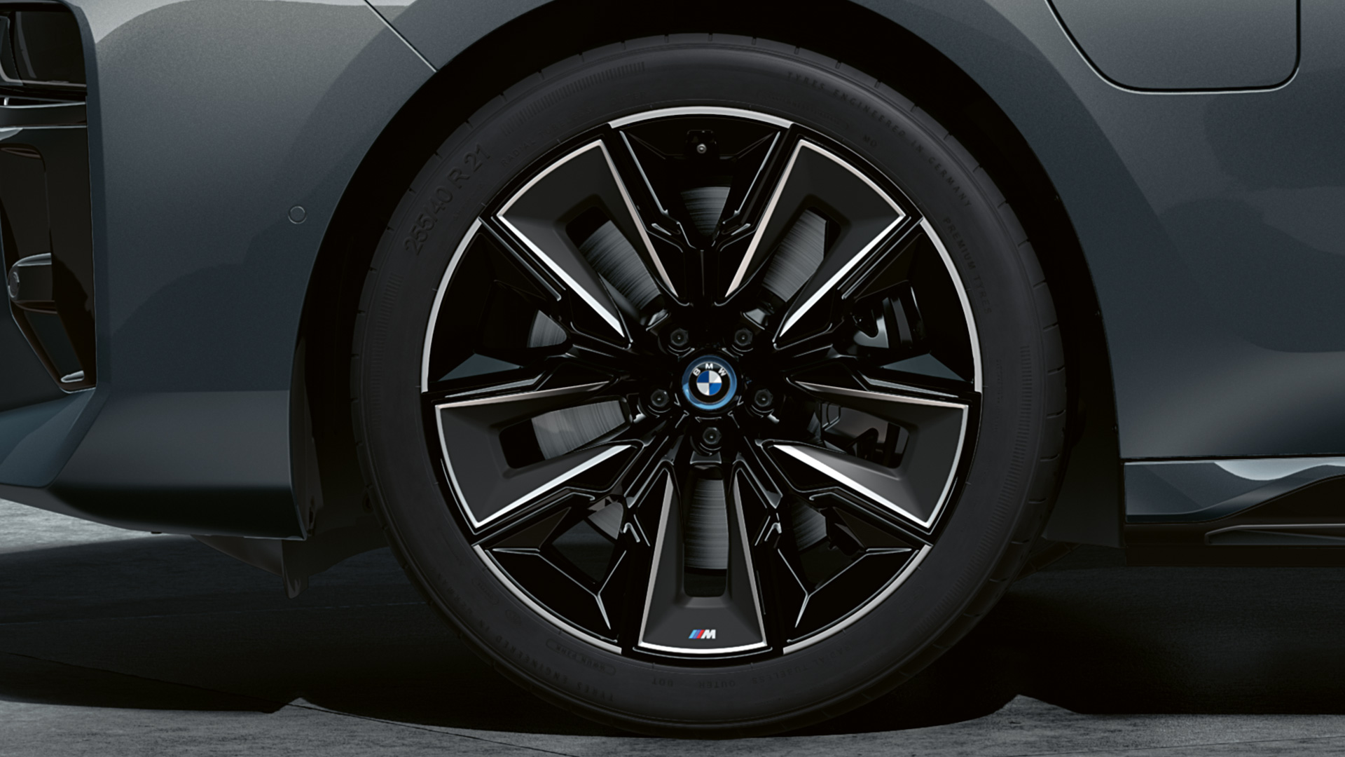 21" M aerodynamikkfelger 909 M flerfarget BMW M340i xDrive Sedan G70 21" M aerodynamikkfelger 909 M flerfarget BMW M760e xDrive Sedan G70 M Performance-pakke BMW Individual Two-Tone-lakkering safirsort metallic BMW Individual dravittgrå metallic