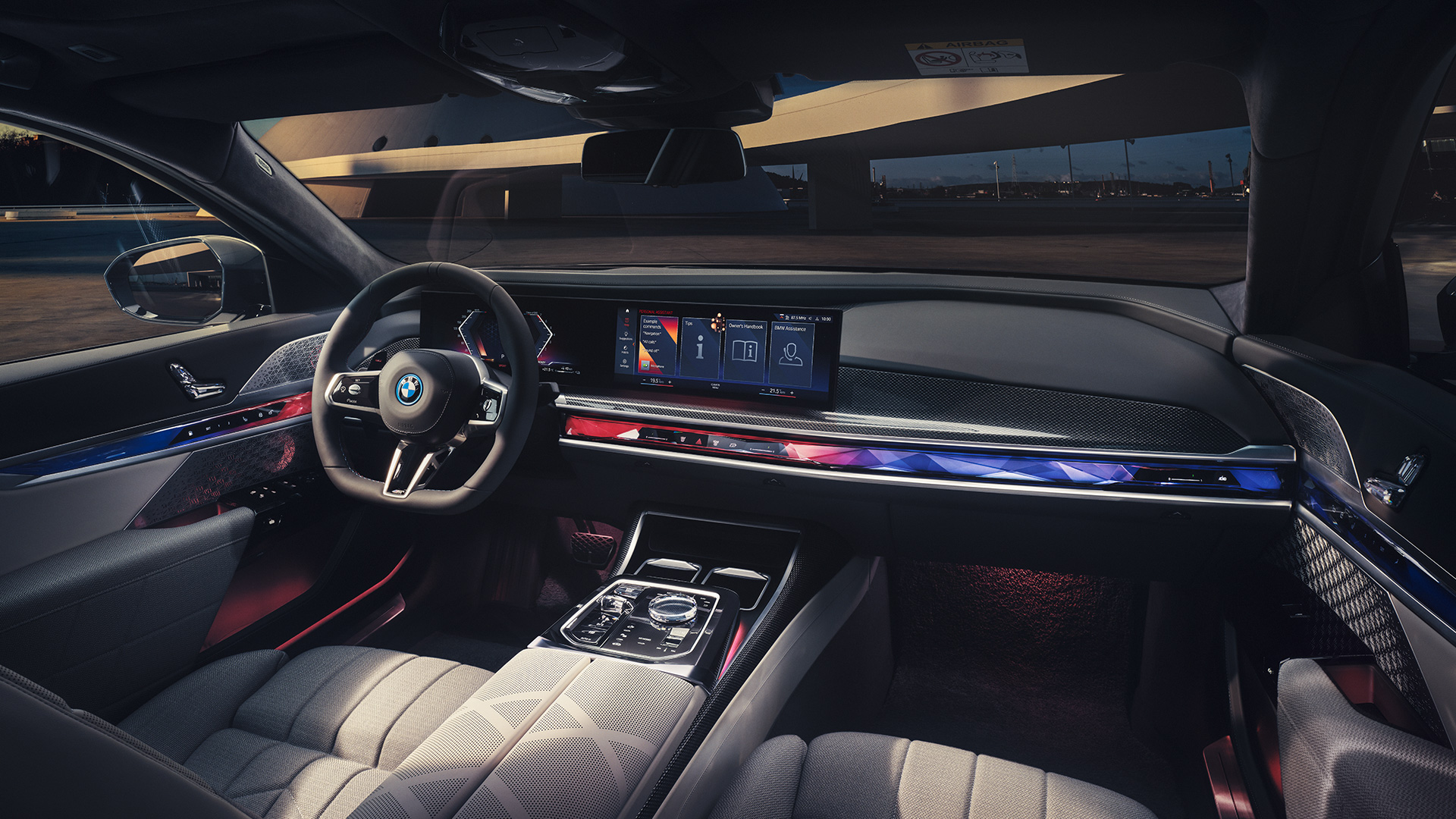 Innvendig utstyr i cockpit på BMW M760e xDrive Sedan G70 Innvendig utstyr i cockpit på BMW M760e xDrive Sedan G70 sett fra passasjersete foran