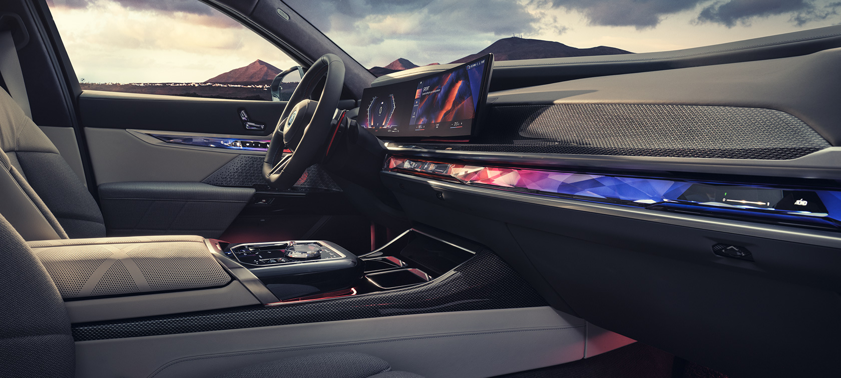 Innvendig utstyr i BMW M760e xDrive Sedan G70 Innvendig utstyr i BMW M760e xDrive Sedan G70 sett fra passasjersete foran