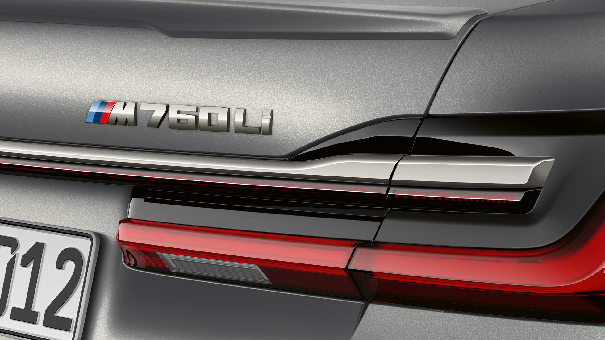 BMW M760Li xDrive Sedan: Nærbilde av BMW M760Li-emblem BMW M760Li xDrive sedan: Nærbilde av BMW M760Li-emblemet på hekken