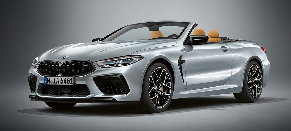 BMW Individual M8 Cabriolet i BMW Individual pure metal silver metallic. BMW Individual M8 Cabriolet i BMW Individual pure metal silver metallic, sett skrått forfra.