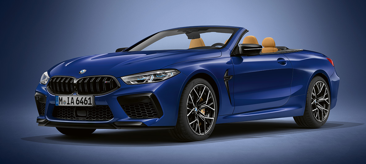 BMW Individual M8 Cabriolet i BMW Individual tanzanittblå metallic. BMW Individual M8 Cabriolet i BMW Individual tanzanittblå metallic, sett skrått forfra.