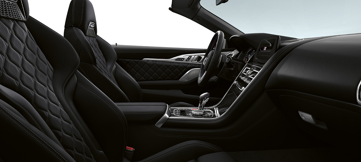 Merinoskinn | Sort og BMW Individual interiørliste i sort pianolakk. BMW M8 Competition Cabriolet, interiør i merinoskinn | sort og BMW Individual interiørliste i sort pianolakk.