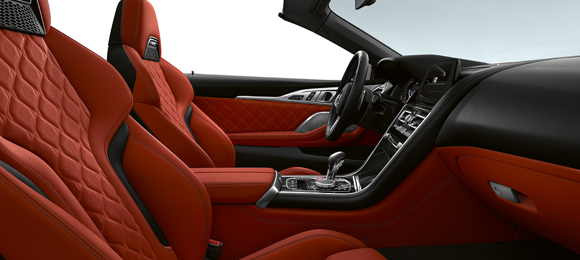 Merinoskinn | Sakhir Orange og BMW Individual interiørliste i sort pianolakk. BMW M8 Competition Cabriolet, interiør i merinoskinn | Sakhir Orange og BMW Individual interiørliste i sort pianolakk.
