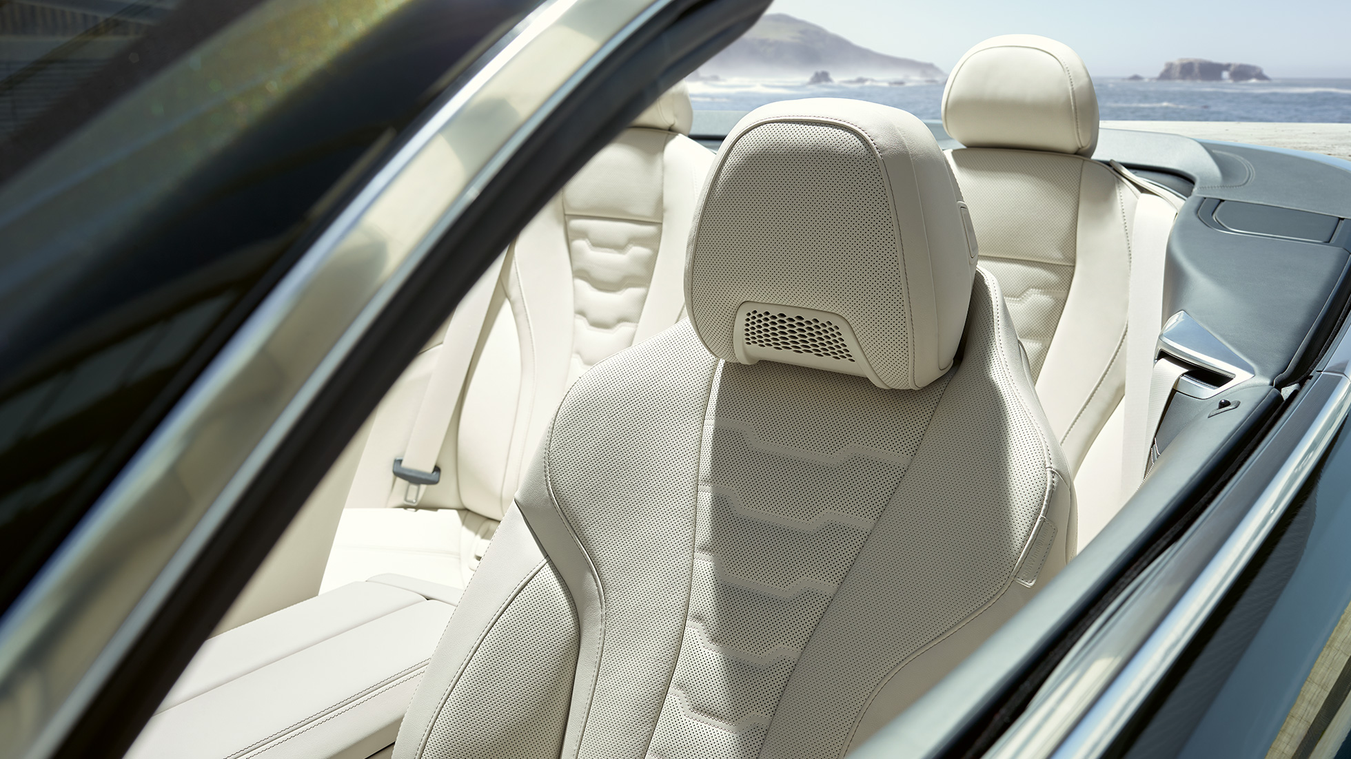 BMW M850i xDrive Cabriolet, multifunksjonsseter for fører og passasjer. BMW M850i xDrive Cabriolet i dravittgrå metallic med kalesjen nede, interiør med multifunksjonsseter i BMW Individual elfenbenshvitt merinoskinn.