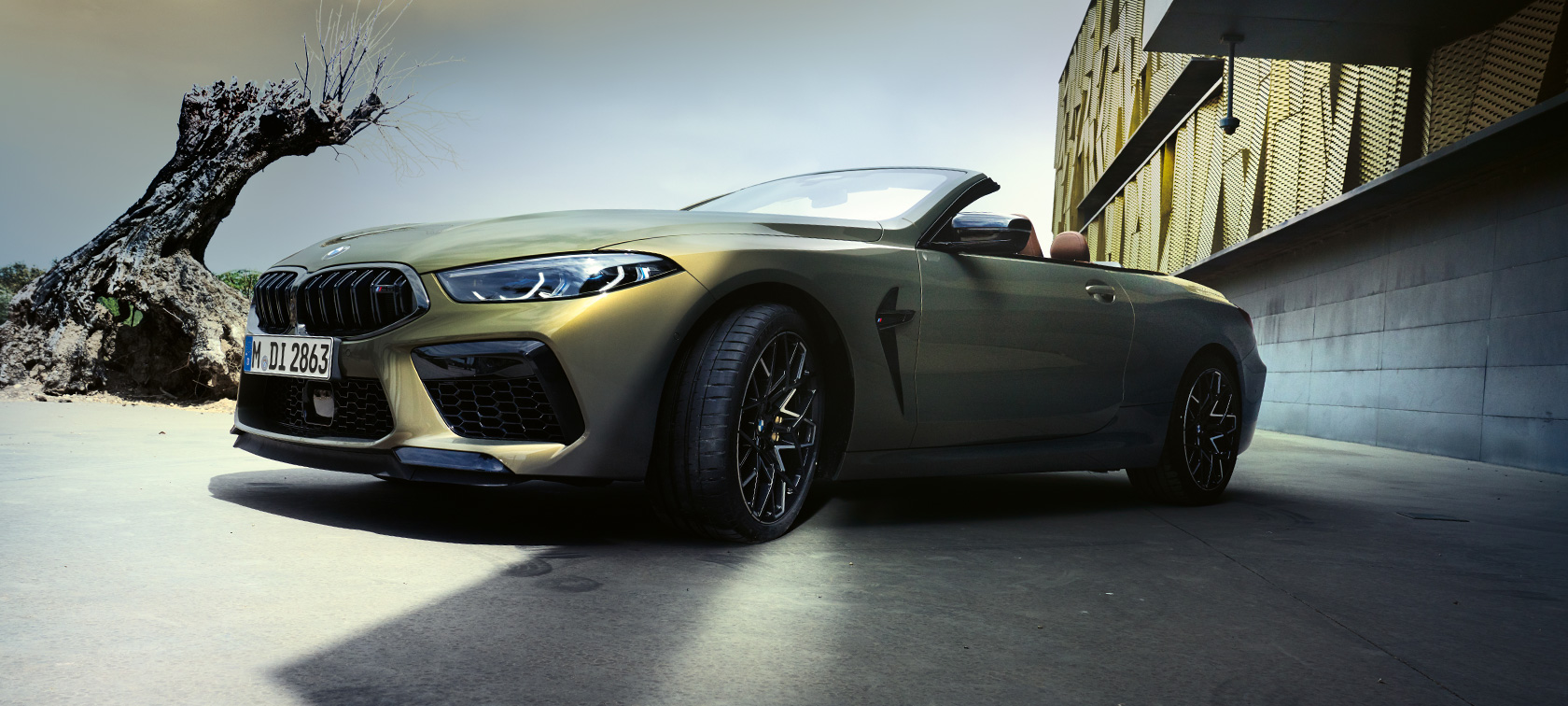 Sett på skrått forfra BMW M8 Competition Cabriolet F91 LCI 2022 BMW M8 Competition Cabriolet F91 LCI Facelift 2022 BMW Individual messing metallic sett på skrått forfra fra froskeperspektiv