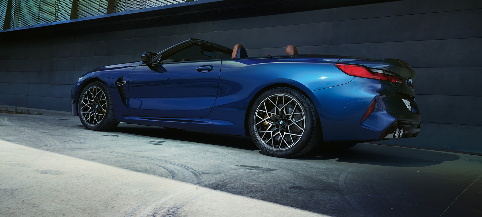 Sett på skrått bakfra BMW M8 Cabriolet F91 LCI Facelift 2022 sett på skrått bakfra BMW M8 Cabriolet F91 LCI Facelift 2022 BMW Individual tanzanittblå metallic sett på skrått bakfra