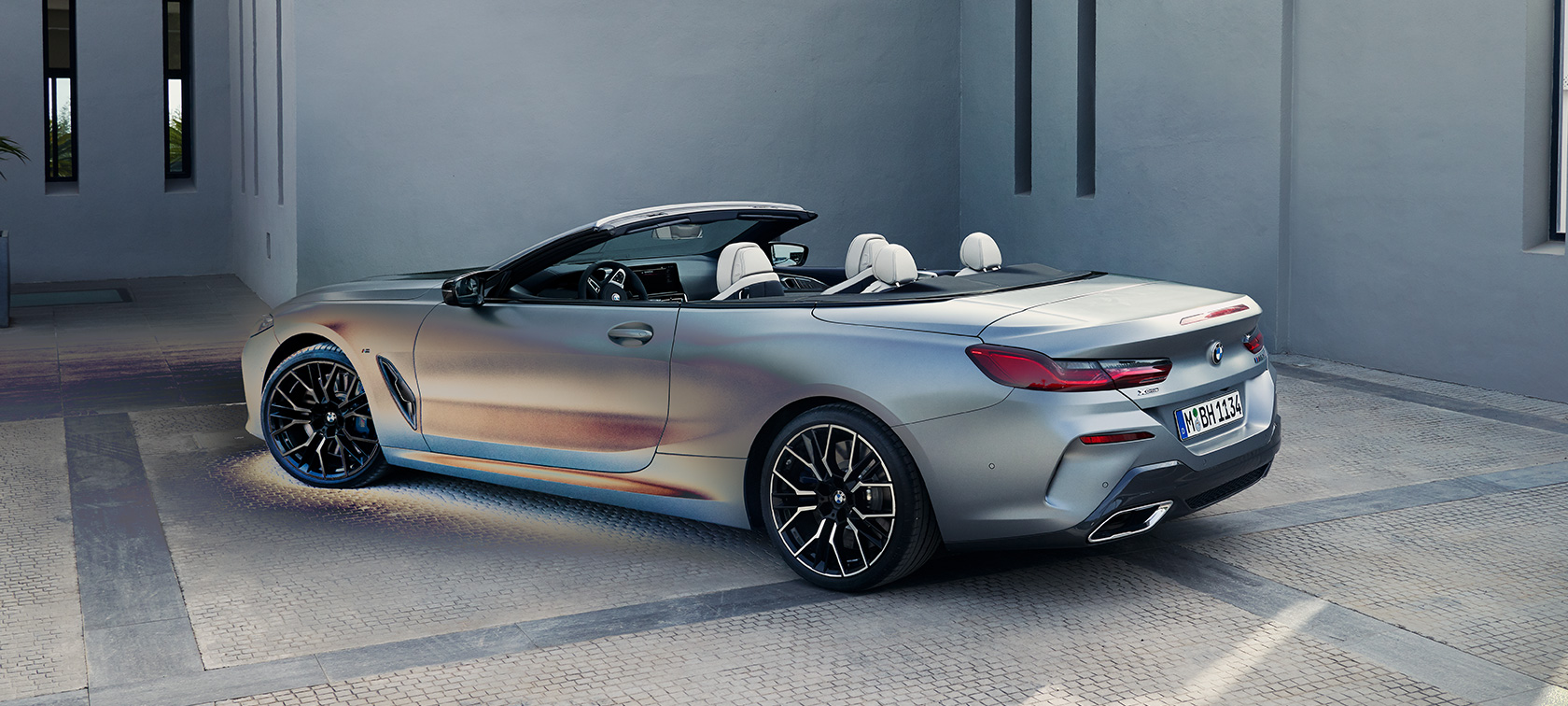 Sett på skrått bakfra BMW M850i xDrive Cabriolet G14 LCI Facelift 2022 BMW M850i xDrive Cabriolet G14 LCI Facelift 2022 BMW Individual Frozen Pure Grey metallic sett på skrått bakfra stående