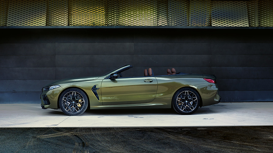 Tekniske data BMW M8 Competition Cabriolet F91 LCI Facelift 2022 BMW M8 Competition Cabriolet F91 LCI Facelift 2022 BMW Individual messing metallic sett fra siden på scene tekniske data
