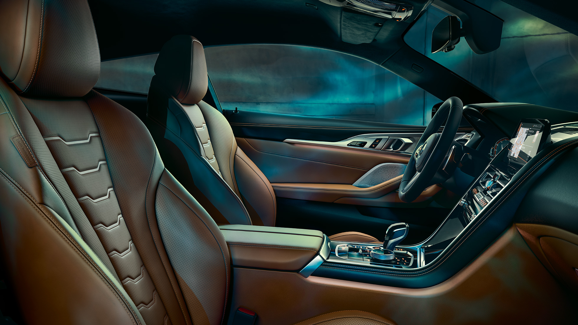 BMW M850i xDrive Coupé, interiør. BMW M850i xDrive Coupé, interiør med multifunksjonsseter i BMW Individual merinoskinn trøffelfarget/sort.