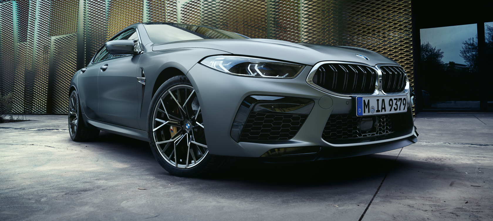 Sett på skrått forfra BMW M8 Gran Coupé F93 LCI Facelift 2022 BMW M8 Gran Coupé F93 LCI Facelift 2022 BMW Individual Frozen Pure Grey metallic sett forfra på skrått fra siden fra froskeperspektiv