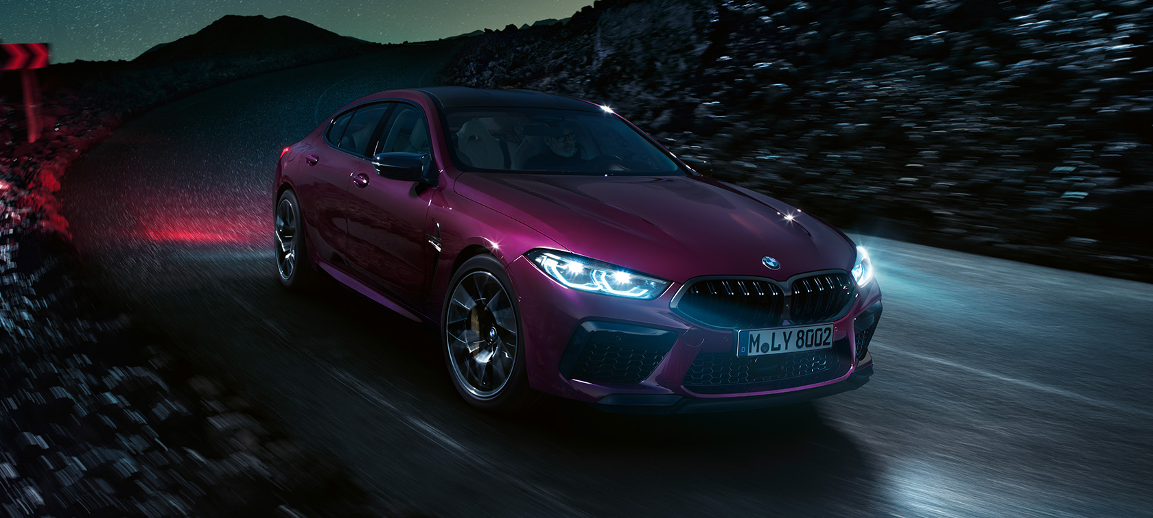 BMW M8 Competition Gran Coupé sett skrått forfra BMW M8 Competition Gran Coupé F93 2020 BMW Individual Ametrin metallic kjørende om natten sett skrått forfra