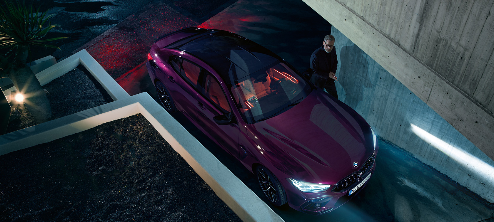 BMW M8 Competition Gran Coupé sett ovenfra BMW M8 Competition Gran Coupé F93 2020 BMW Individual Ametrin metallic stående foran bygning, sett ovenfra